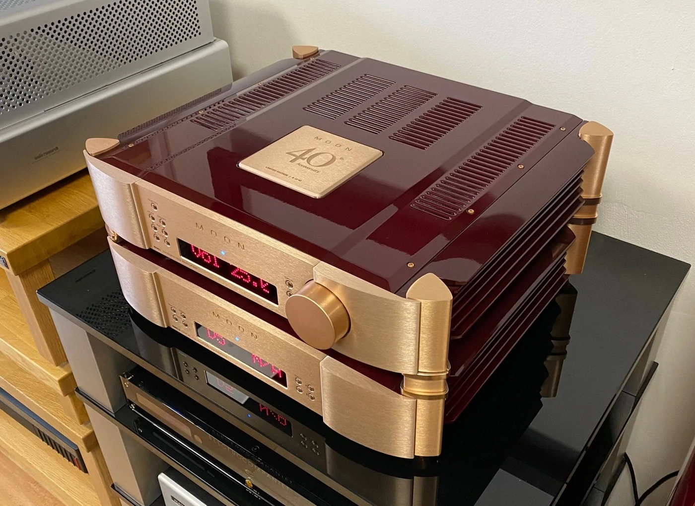 Moon 40th Anniversary Limited Edition High-End Audio set síťový přehrávač (streamer), převodník/DAC a integrovaný zesilovač