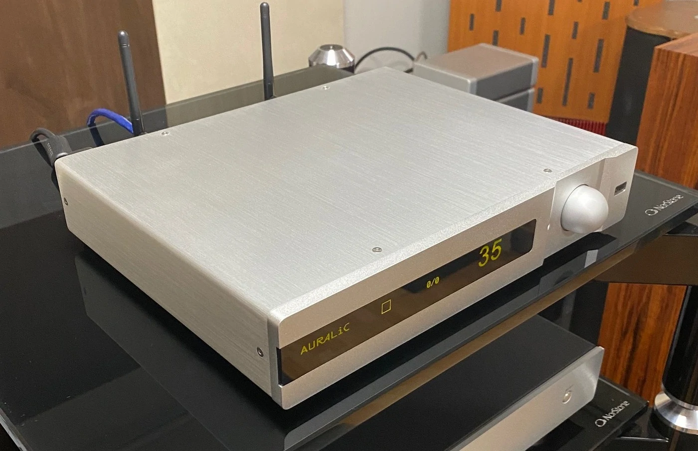Auralic Polaris High-End Audio systém vše v jednom - integrovaný zesilovač, síťový přehrávač/streamer a převodník/DAC stříbrný