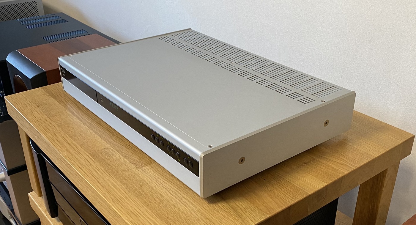 T+A K3 High-End Audio systém vše v jednom -  integrovaný zesilovač, CD přehrávač a FM/AM tuner stříbrný