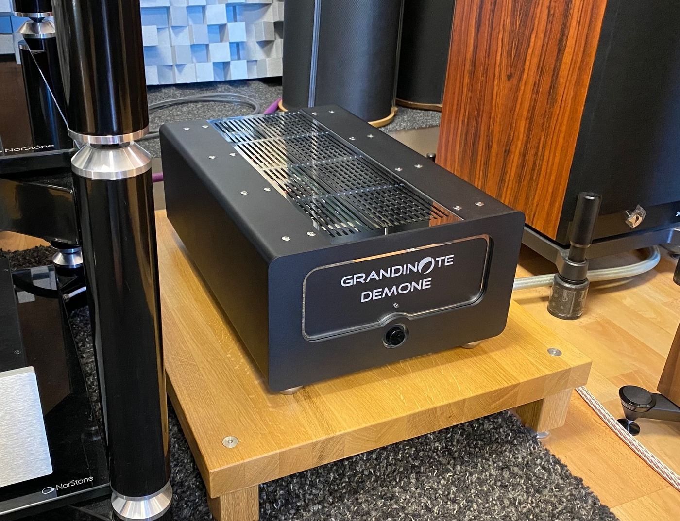 Grandinote Demone High-End Audio koncové zesilovače - monobloky černé