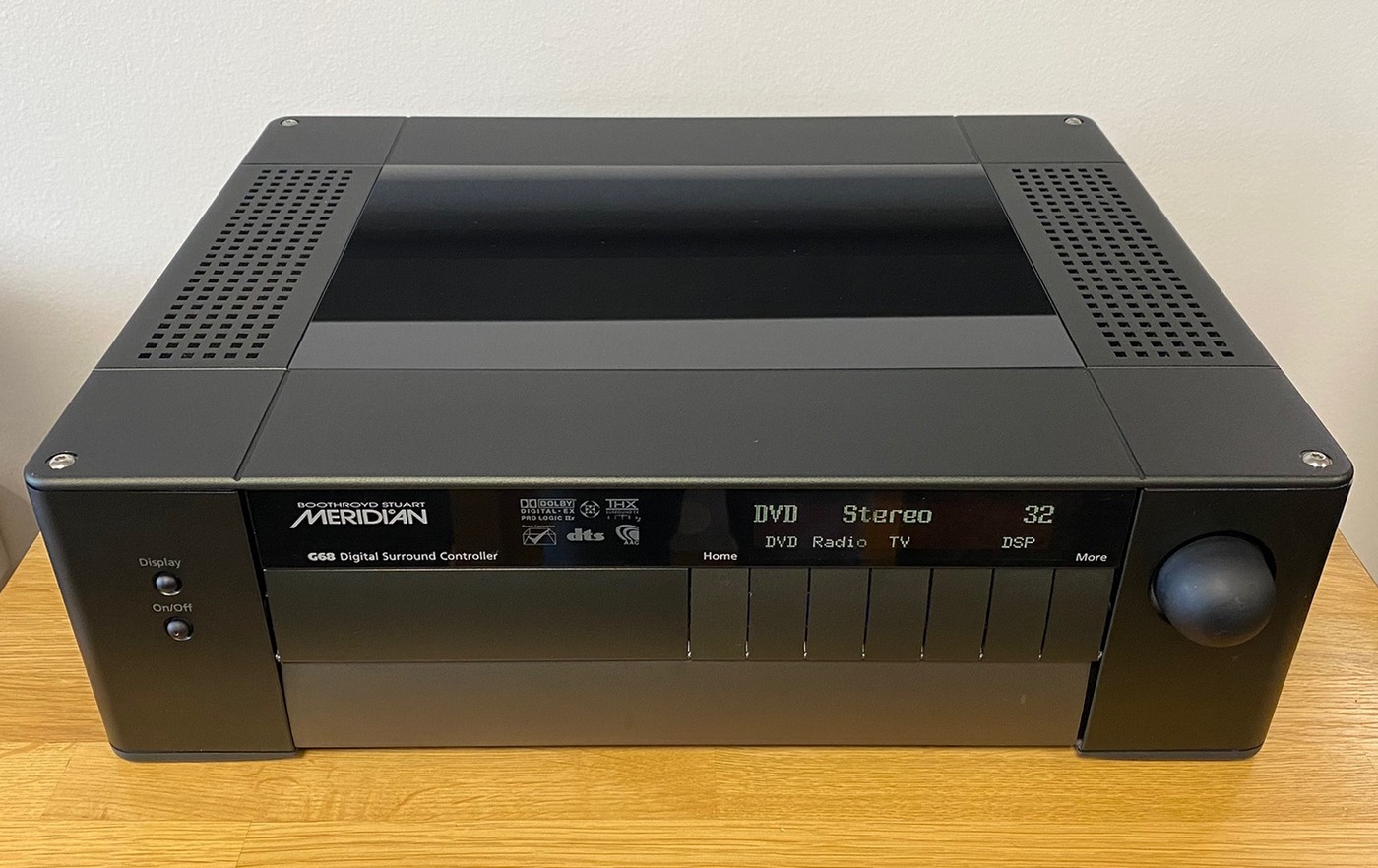 Meridian G68 Digital Surround Controller High-End Audio/Video digitální předzesilovač/procesor černý