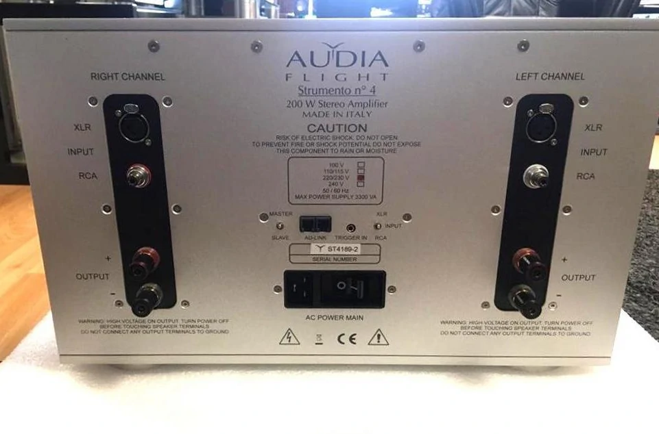 Audia Flight Strumento No4 High-End Audio referenční koncový zesilovač stříbrný