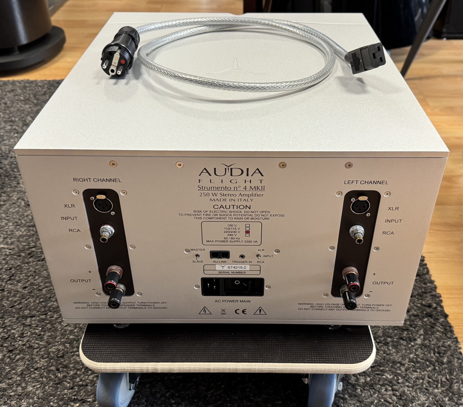 Audia Flight Strumento No4 MKII High-End Audio referenční koncový zesilovač stříbrný