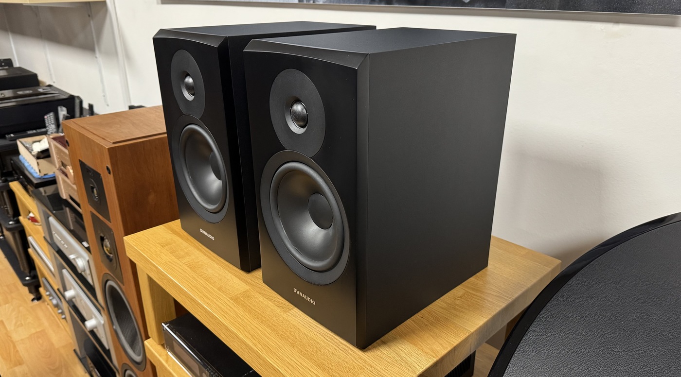 Dynaudio Emit 20 Higj-End Audio regálové reprosoustavy černé