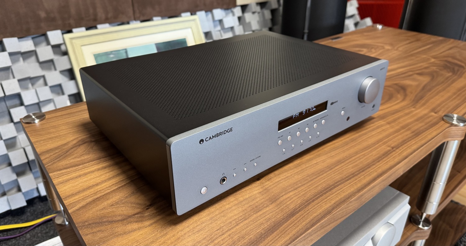Cambridge Audio AXR85 kvalitní stereo receiver lunární šedá