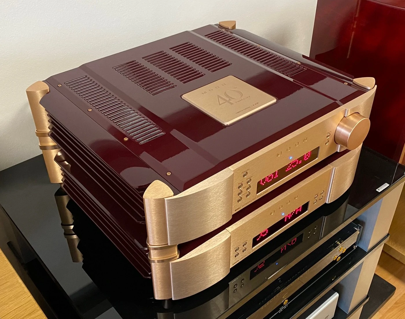 Moon 40th Anniversary Limited Edition High-End Audio set síťový přehrávač (streamer), převodník/DAC a integrovaný zesilovač