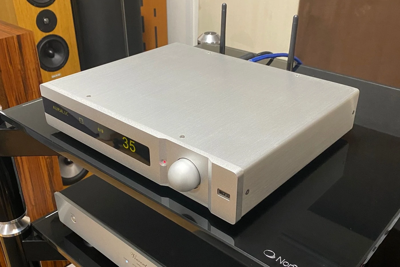Auralic Polaris High-End Audio systém vše v jednom - integrovaný zesilovač, síťový přehrávač/streamer a převodník/DAC stříbrný