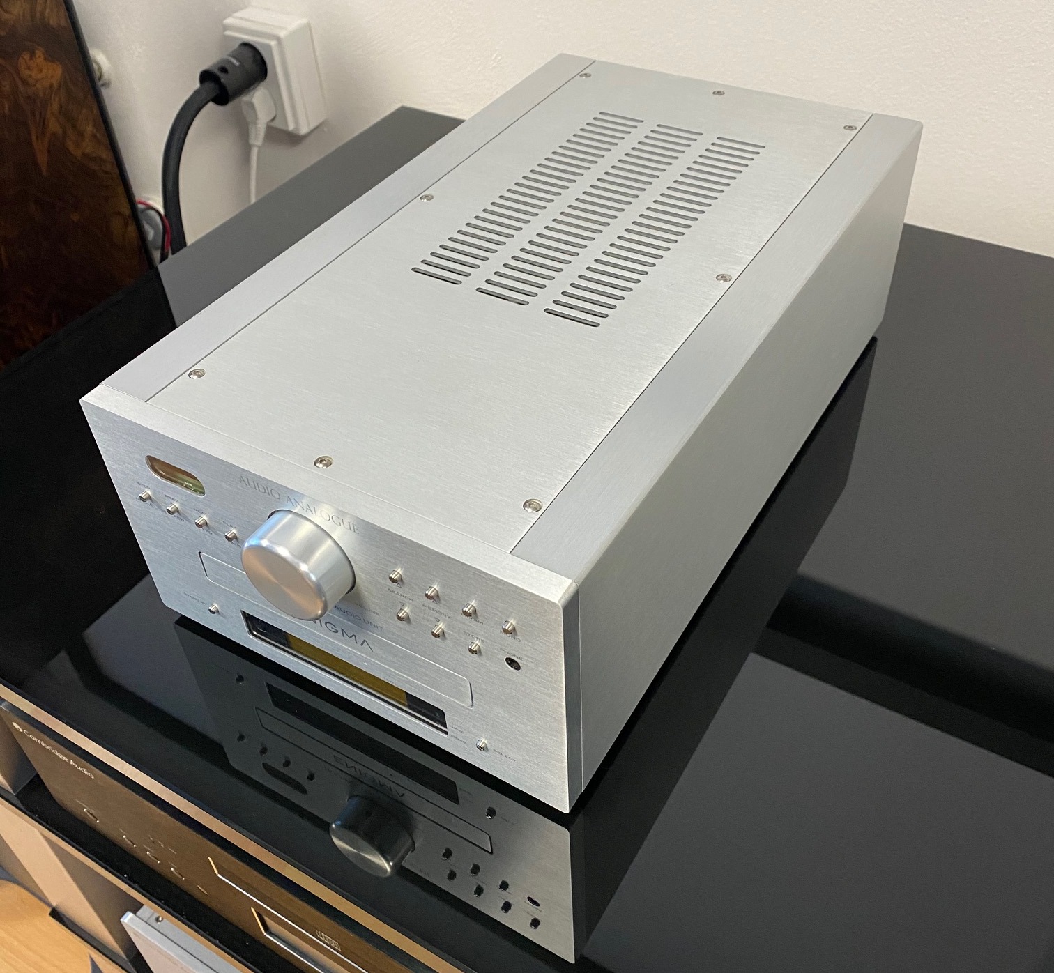 Audio Analogue Enigma High-End Audio systém vše v jednom - integrovaný zesilovač, CD přehrávač a tuner stříbrný