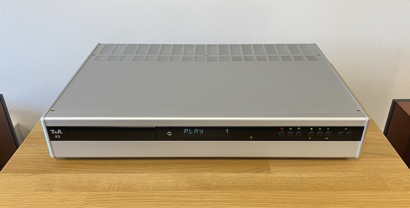 T+A K3 High-End Audio systém vše v jednom -  integrovaný zesilovač, CD přehrávač a FM/AM tuner stříbrný