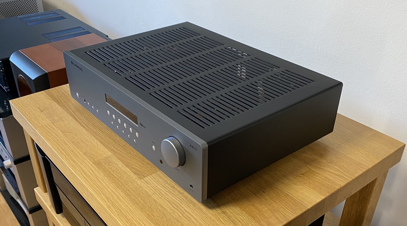 Cambridge Audio AXR85 Hi-Fi Audio stereo receiver - integrovaný zesilovač, phono/gramofonový předzesilovač a FM/AM tuner lunarní šedá