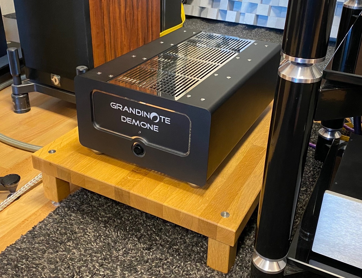 Grandinote Demone High-End Audio koncové zesilovače - monobloky černé