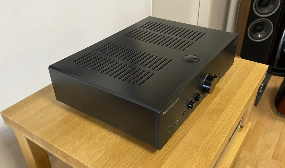 Cambridge Azur 651A Hi-Fi Audio integrovaný zesilovač černý + modifikace CASEA