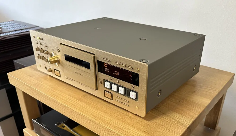 TEAC V-8030S High-End Audio kazetový magnetofon zlatý