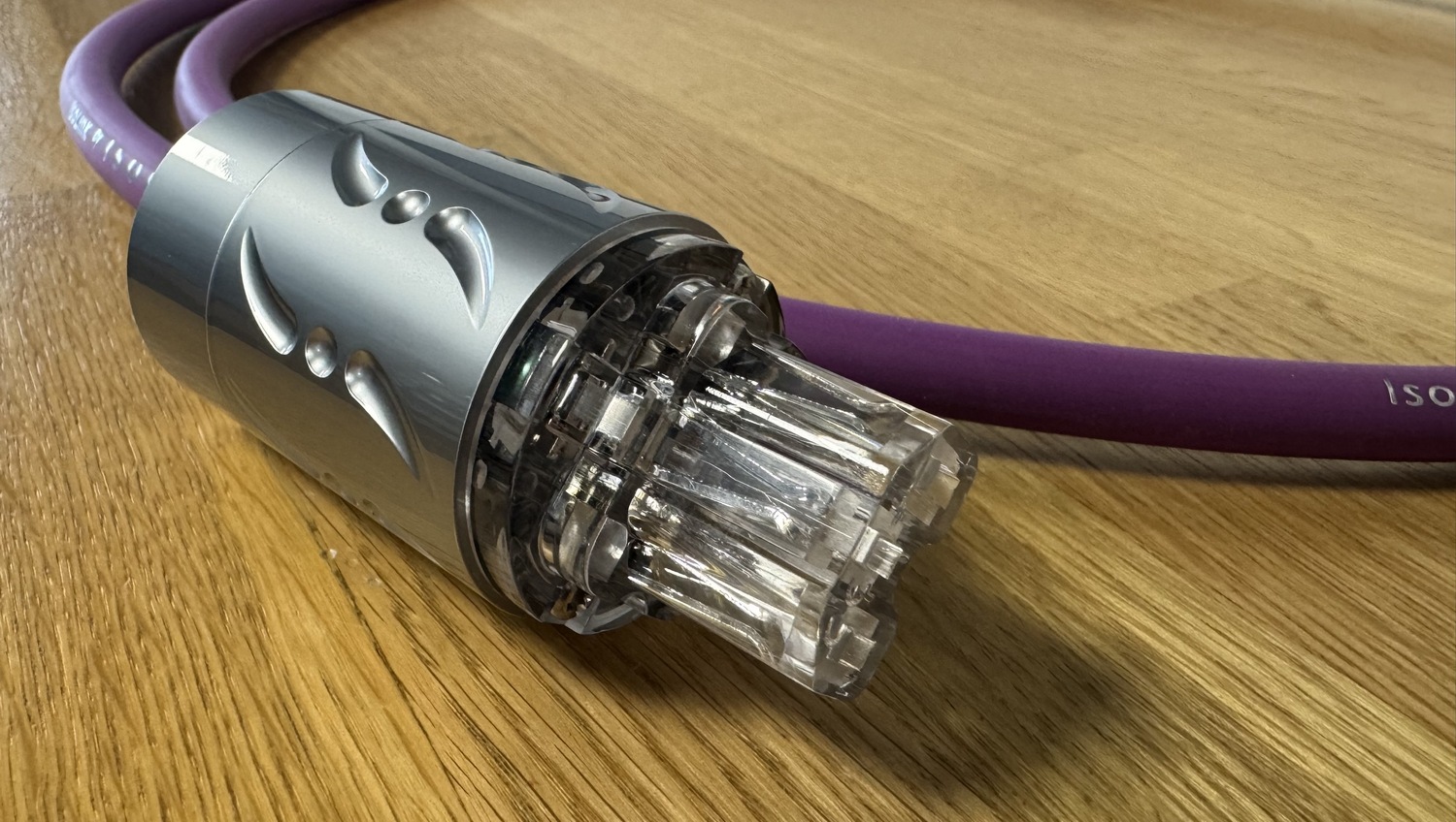 Isol - 8 IsoLink Vector high-endový napájecí kabel C15 délka 2 m