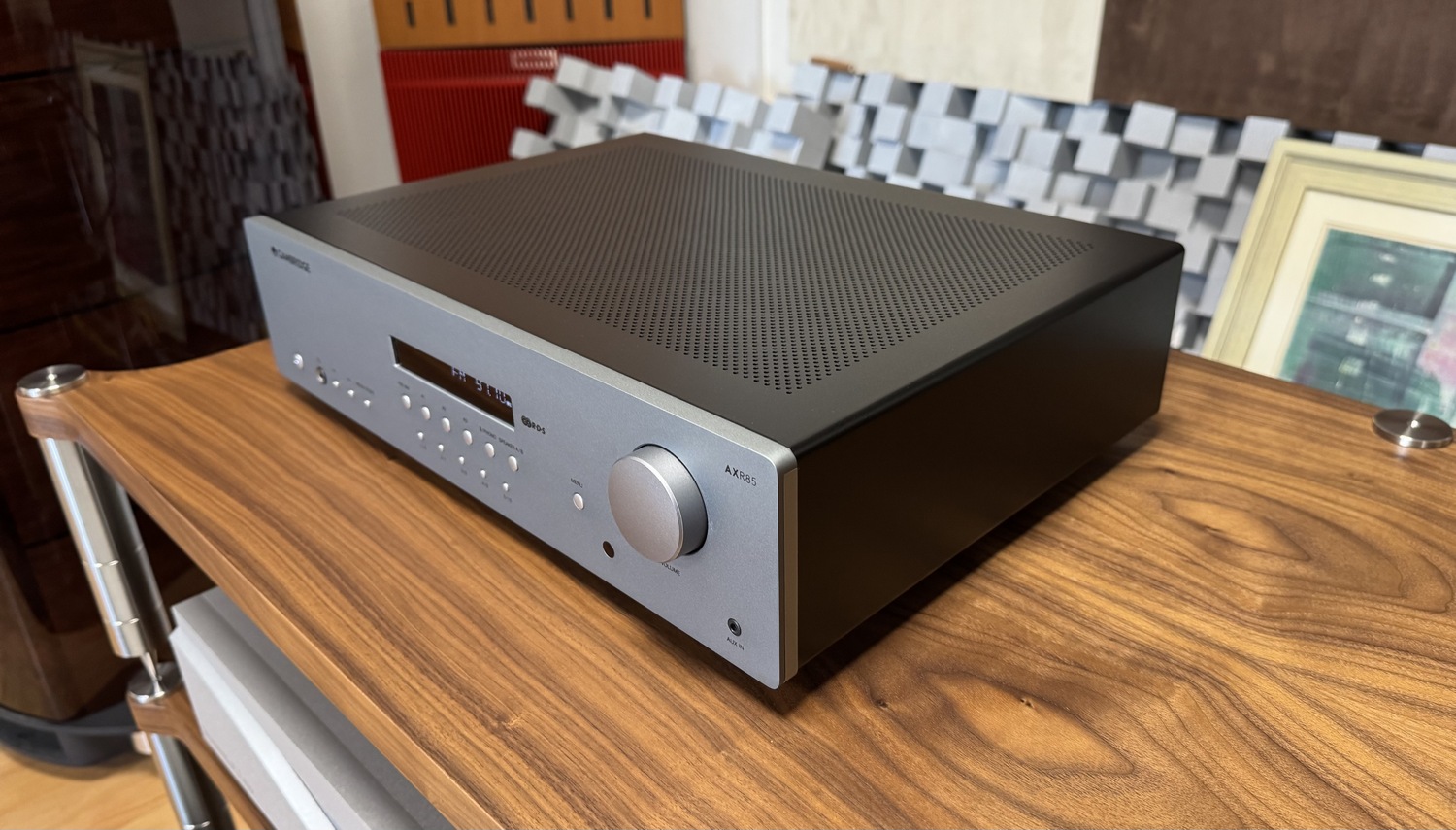 Cambridge Audio AXR85 kvalitní stereo receiver lunární šedá