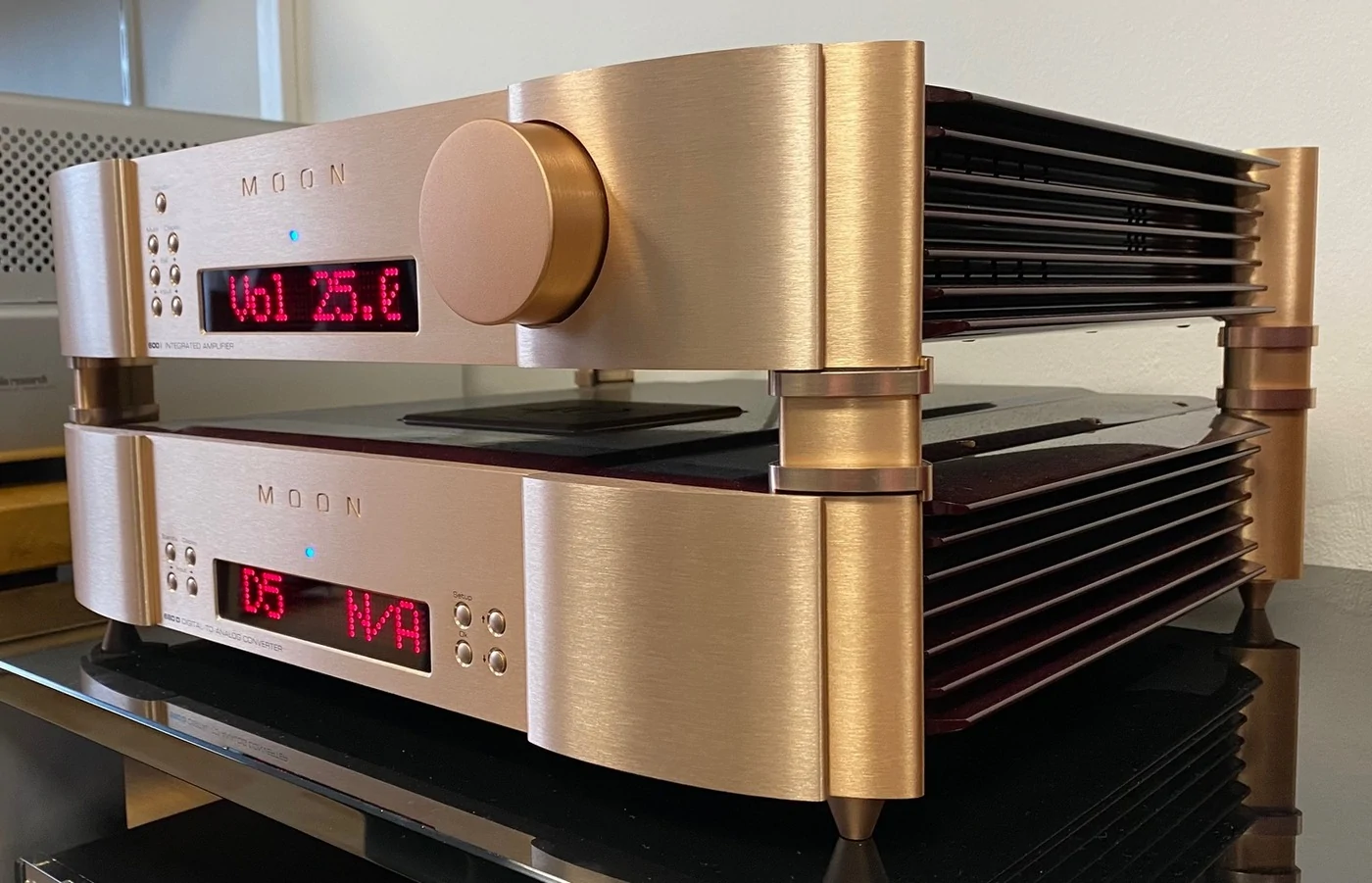 Moon 40th Anniversary Limited Edition High-End Audio set síťový přehrávač (streamer), převodník/DAC a integrovaný zesilovač