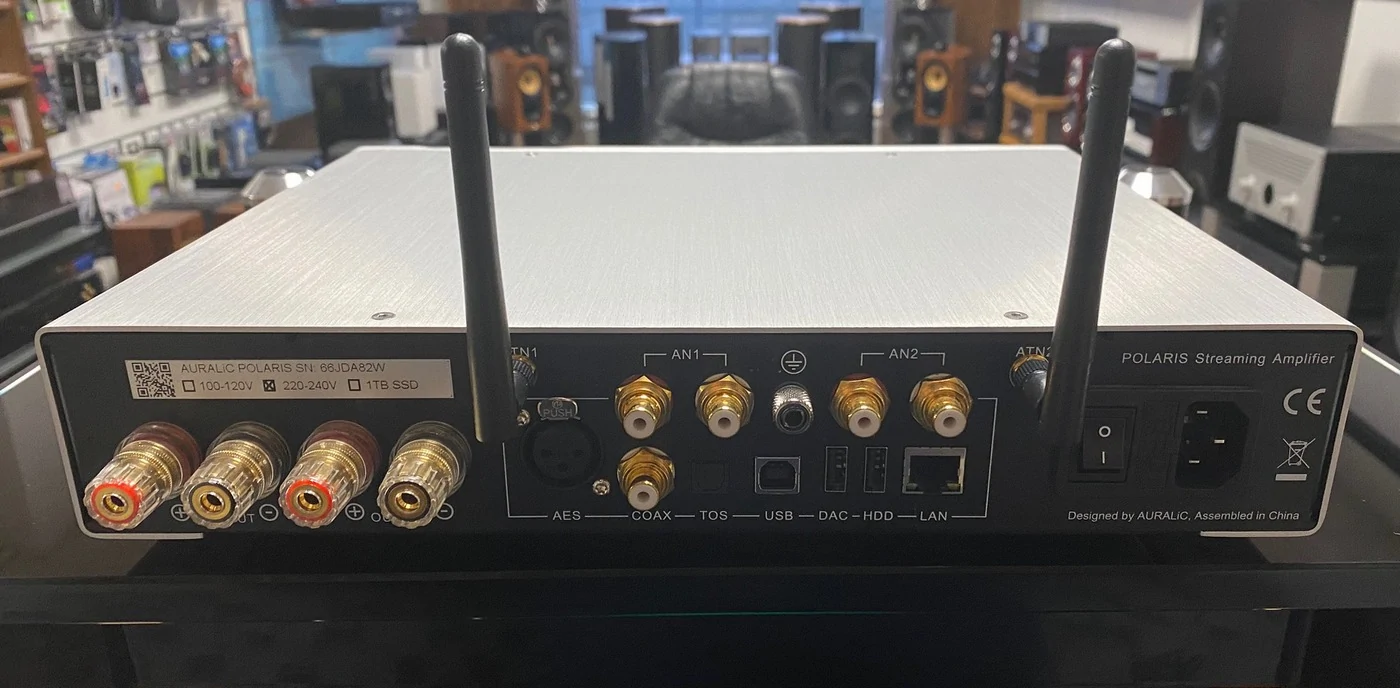 Auralic Polaris High-End Audio systém vše v jednom - integrovaný zesilovač, síťový přehrávač/streamer a převodník/DAC stříbrný