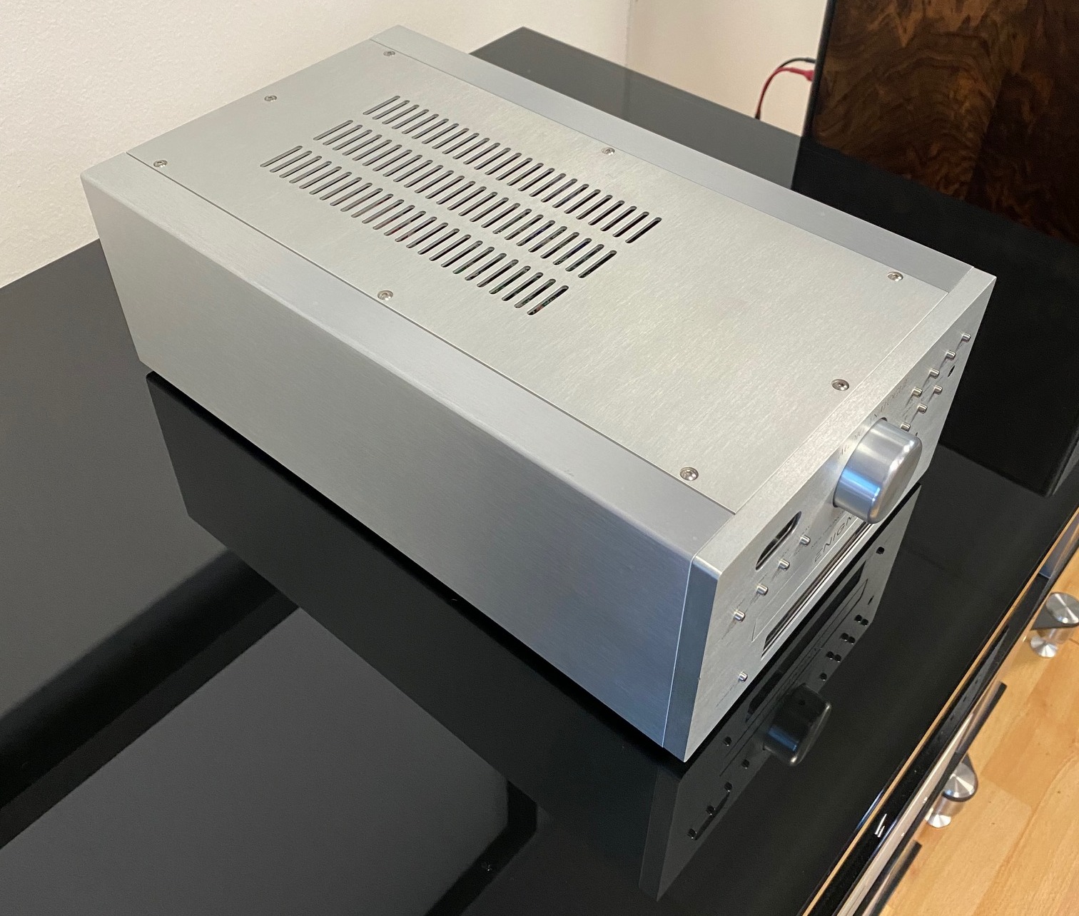Audio Analogue Enigma High-End Audio systém vše v jednom - integrovaný zesilovač, CD přehrávač a tuner stříbrný