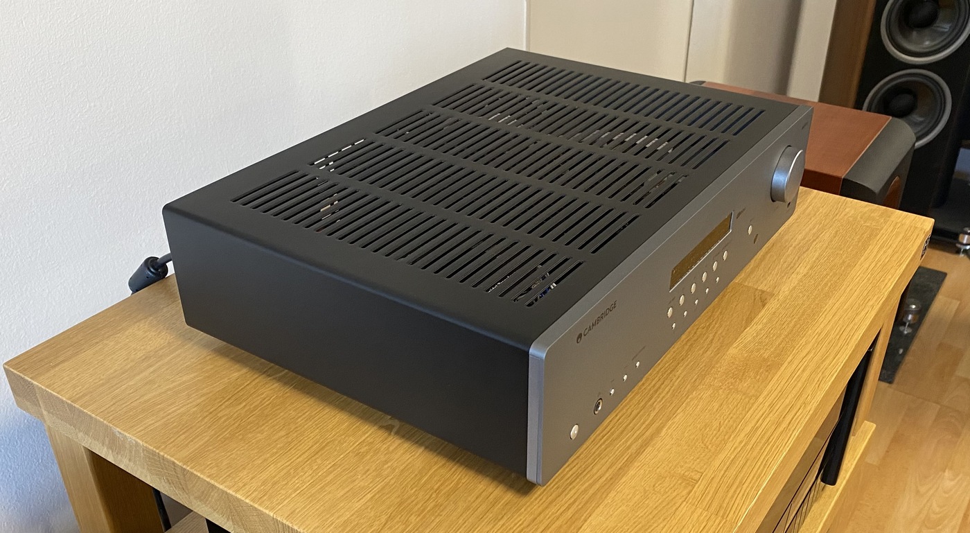 Cambridge Audio AXR85 Hi-Fi Audio stereo receiver - integrovaný zesilovač, phono/gramofonový předzesilovač a FM/AM tuner lunarní šedá