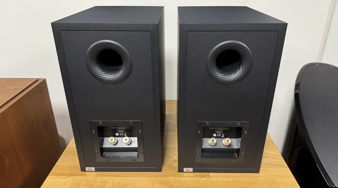 Dynaudio Emit 20 Higj-End Audio regálové reprosoustavy černé