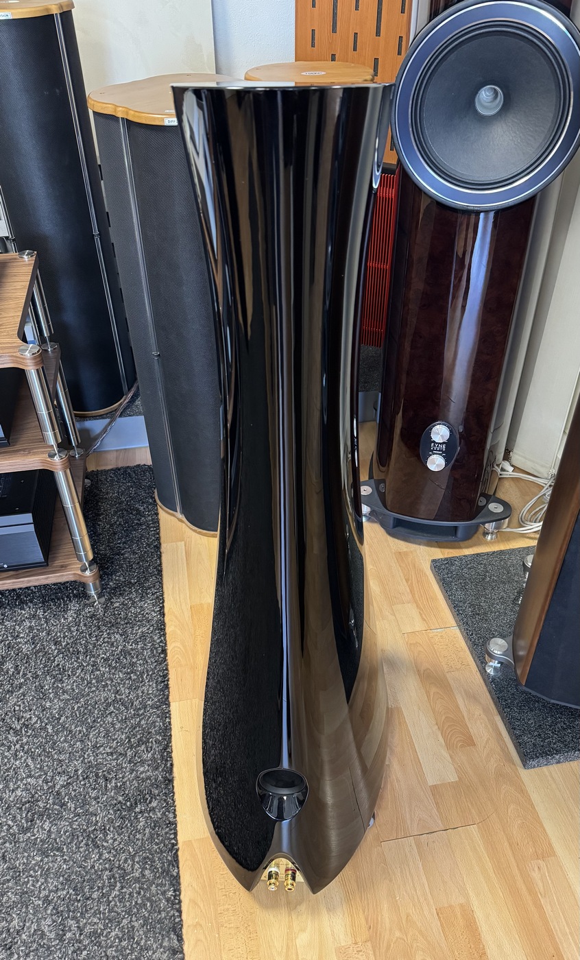 Estelon XB High-End Audio sloupové reprosoustavy černá vysoký lesk