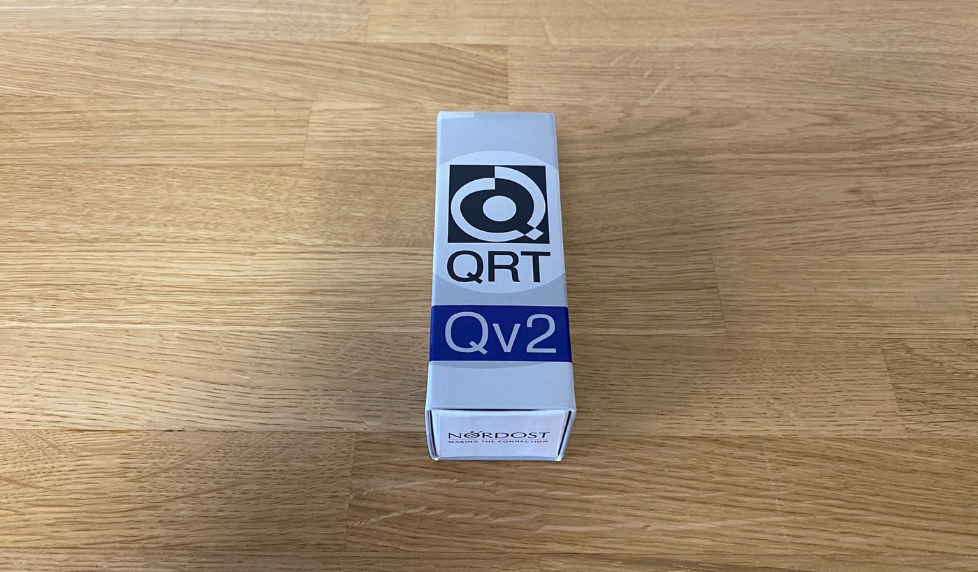 Nordost QRT QV2 High-End Audio zásuvný modul AC Line Harmonizer/vylepšovač výkonu s Quantum Resonant Technology