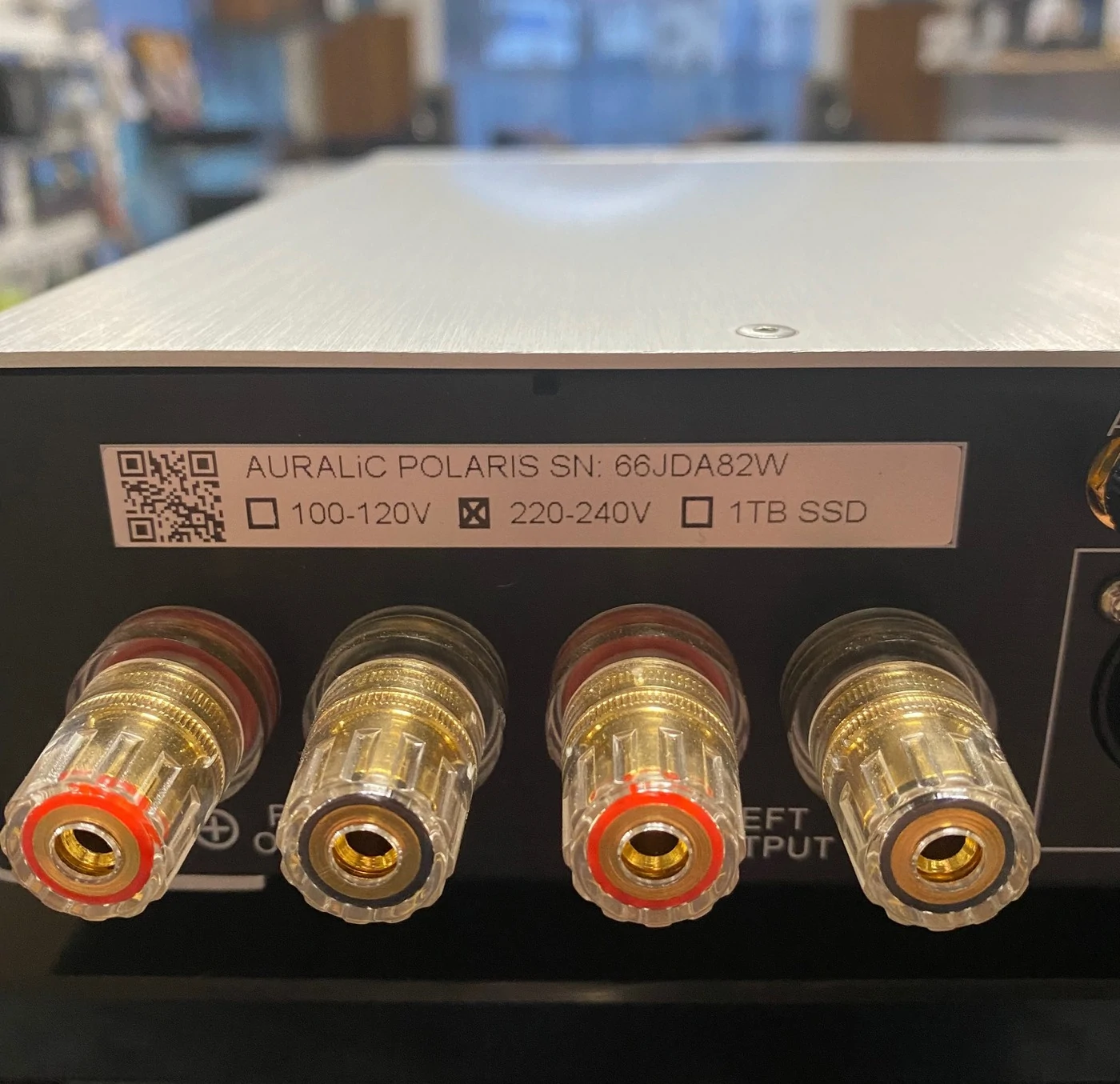 Auralic Polaris High-End Audio systém vše v jednom - integrovaný zesilovač, síťový přehrávač/streamer a převodník/DAC stříbrný