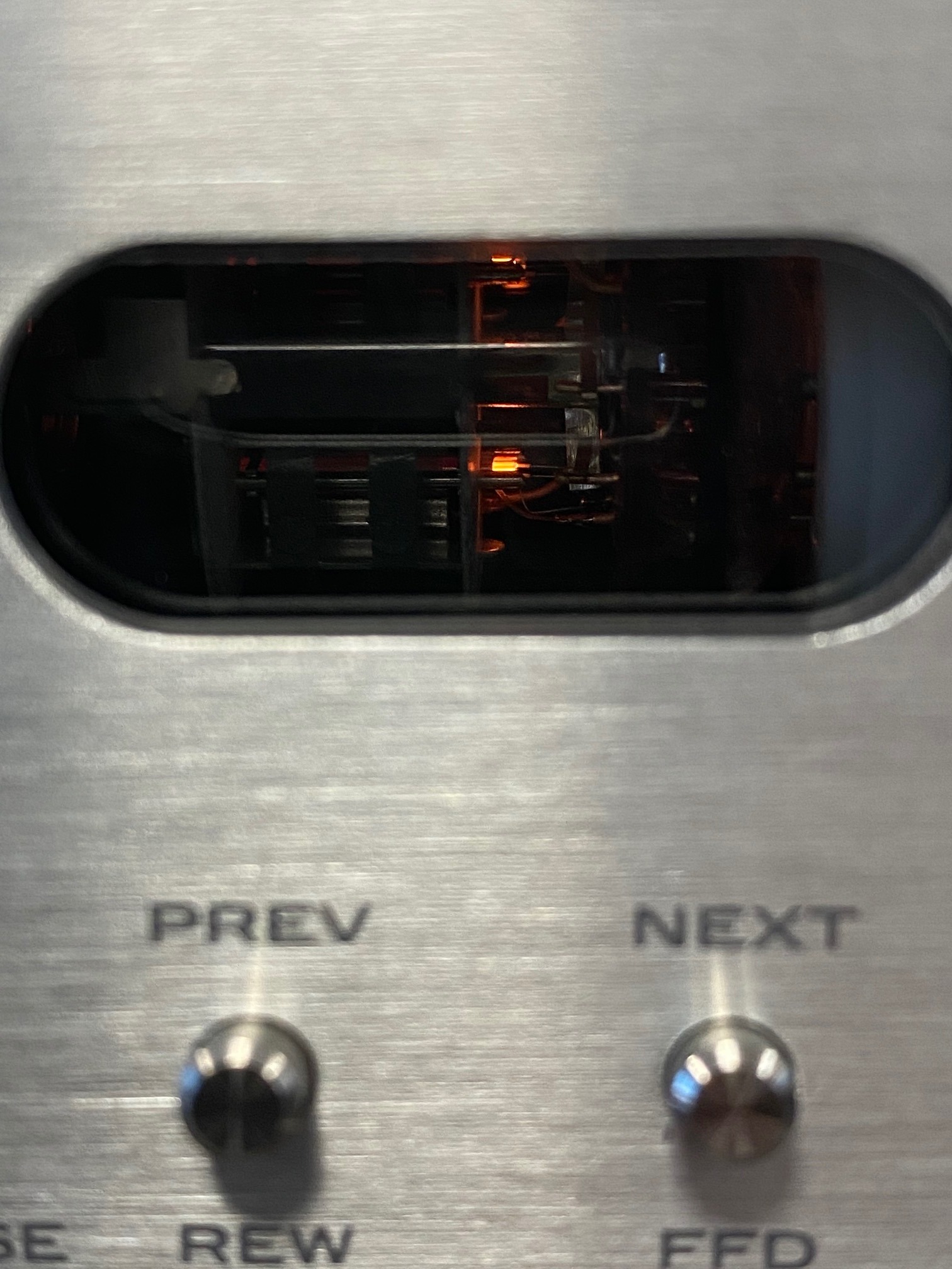 Audio Analogue Enigma High-End Audio systém vše v jednom - integrovaný zesilovač, CD přehrávač a tuner stříbrný