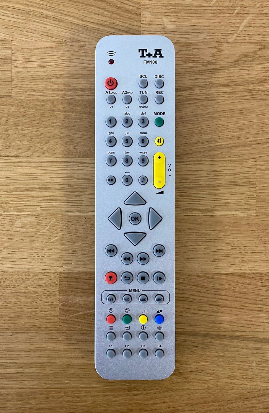 T+A Music Receiver High-End Audio systém vše v jednom - integrovaný zesilovač, CD přehrávač, síťový a FM/AM tuner a převodník/DAC stříbrný