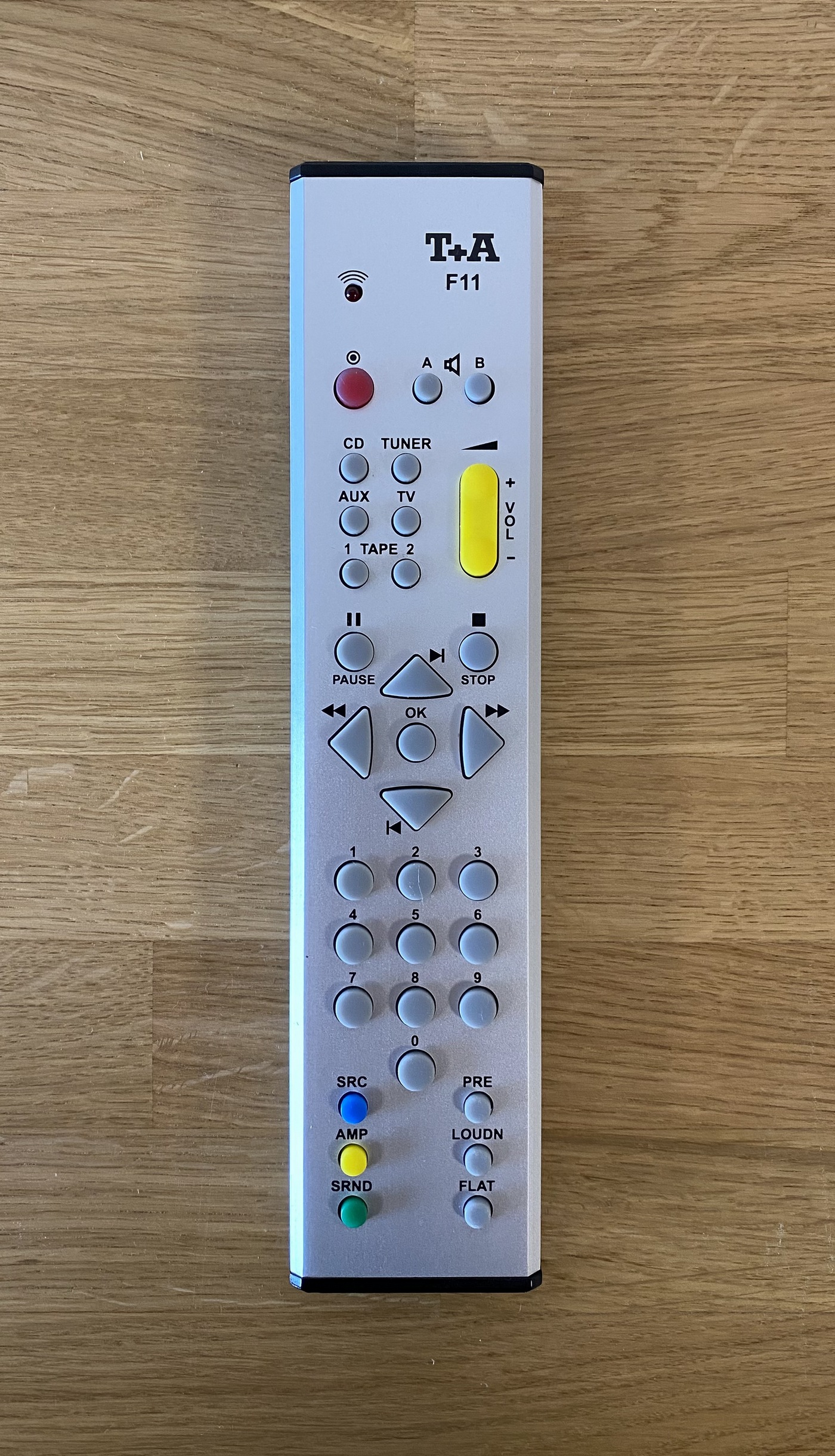 T+A K3 High-End Audio systém vše v jednom -  integrovaný zesilovač, CD přehrávač a FM/AM tuner stříbrný