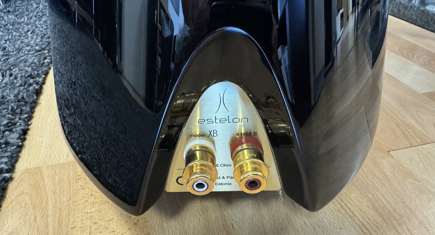 Estelon XB High-End Audio sloupové reprosoustavy černá vysoký lesk