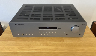 Cambridge Audio AXR85 Hi-Fi Audio stereo receiver - integrovaný zesilovač, phono/gramofonový předzesilovač a FM/AM tuner lunarní šedá