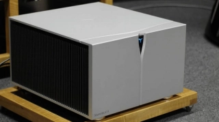 Audia Flight Strumento No4 High-End Audio referenční koncový zesilovač stříbrný