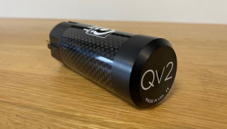 Nordost QRT QV2 High-End Audio zásuvný modul AC Line Harmonizer/vylepšovač výkonu s Quantum Resonant Technology