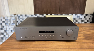 Cambridge Audio AXR85 kvalitní stereo receiver lunární šedá